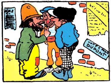 Les Pieds Nickelés se sont arrêtés et discutent avec animation. La chaussure de Ribouldingue laisse voir ses orteils.